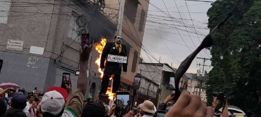 La gente quema a Judas como venganza por su traición