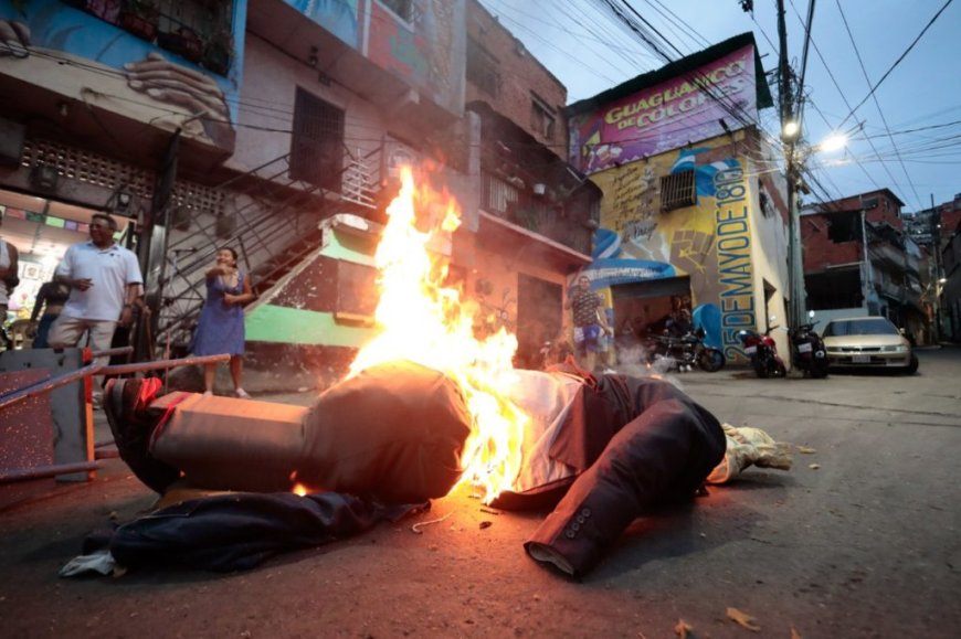 La gente quema a Judas como venganza por su traición