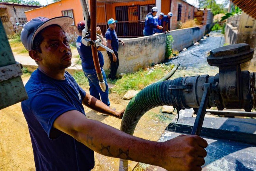 Gobernador Caldera supervisa trabajos en colectores de aguas servidas en Comuna Altos de Jalisco
