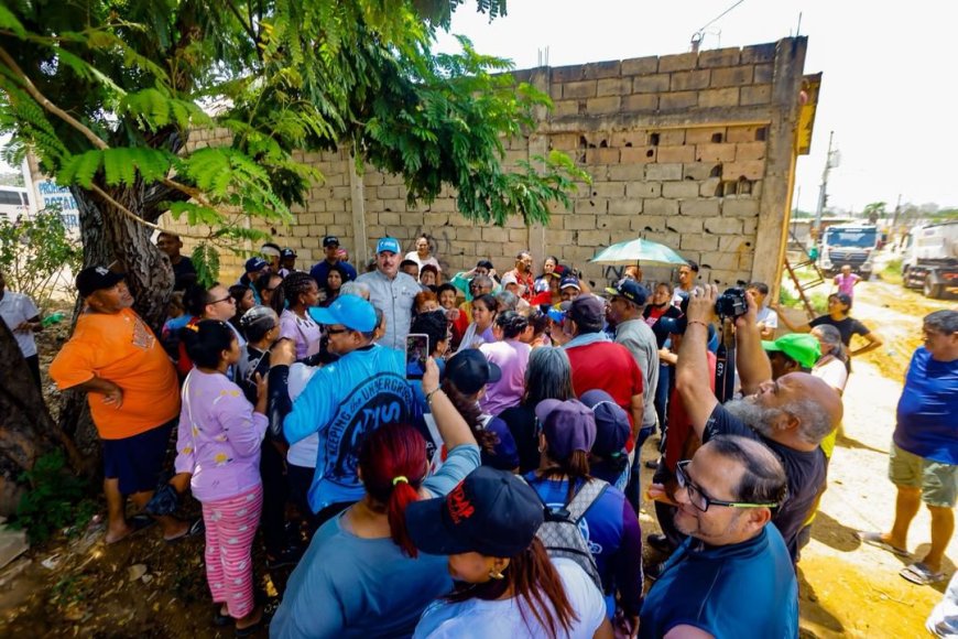 Gobernador Caldera supervisa trabajos en colectores de aguas servidas en Comuna Altos de Jalisco