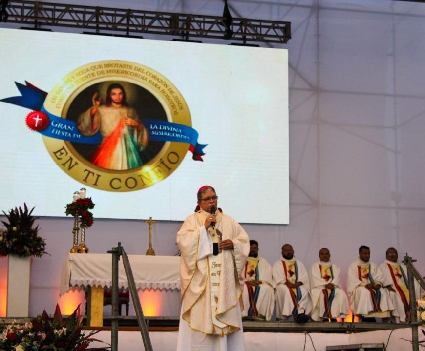 100 mil feligreses acompañaron la imagen de Jesús de la Divina Misericordia. 