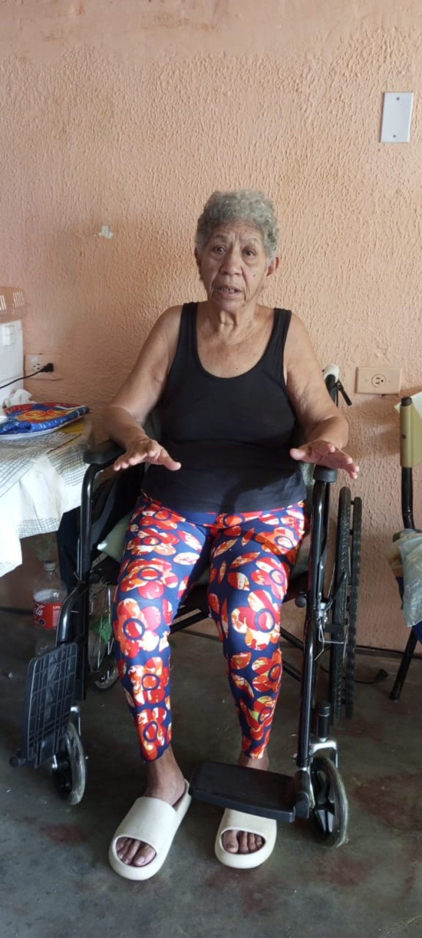 Abuelita agradece que donaron una silla de ruedas