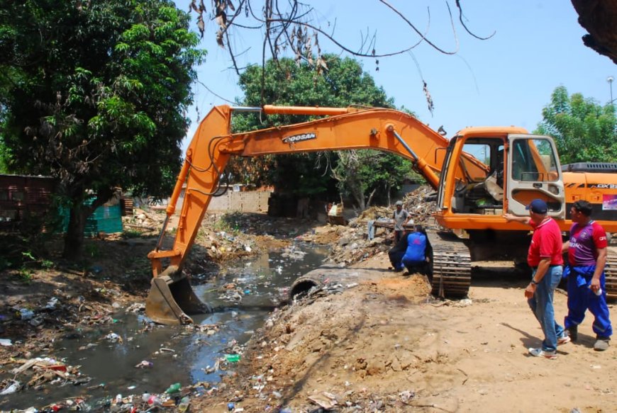 Alcaldía de Maracaibo limpió tramo Brisas del Sur de cañada La Arreaga