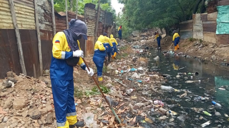 Alcaldía de Maracaibo limpió tramo Brisas del Sur de cañada La Arreaga