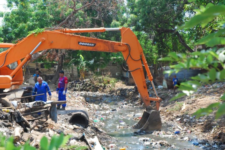 Alcaldía de Maracaibo limpió tramo Brisas del Sur de cañada La Arreaga