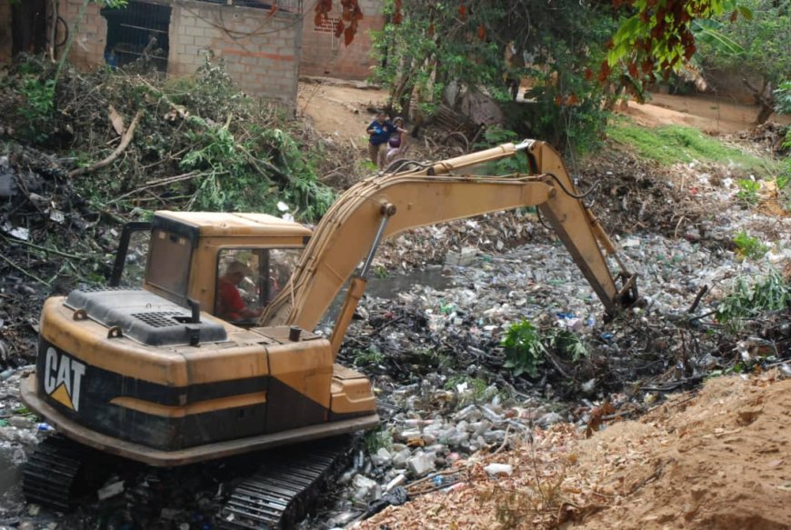 Alcaldía de Maracaibo activada: Limpia cañadas ante la llegada de las lluvias