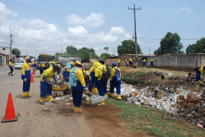 Alcaldía de Maracaibo activada: Limpia cañadas ante la llegada de las lluvias