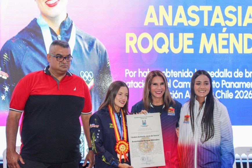 Orden Honor a la Juventud Antonio José de Sucre para la nadadora Anastasia Roque