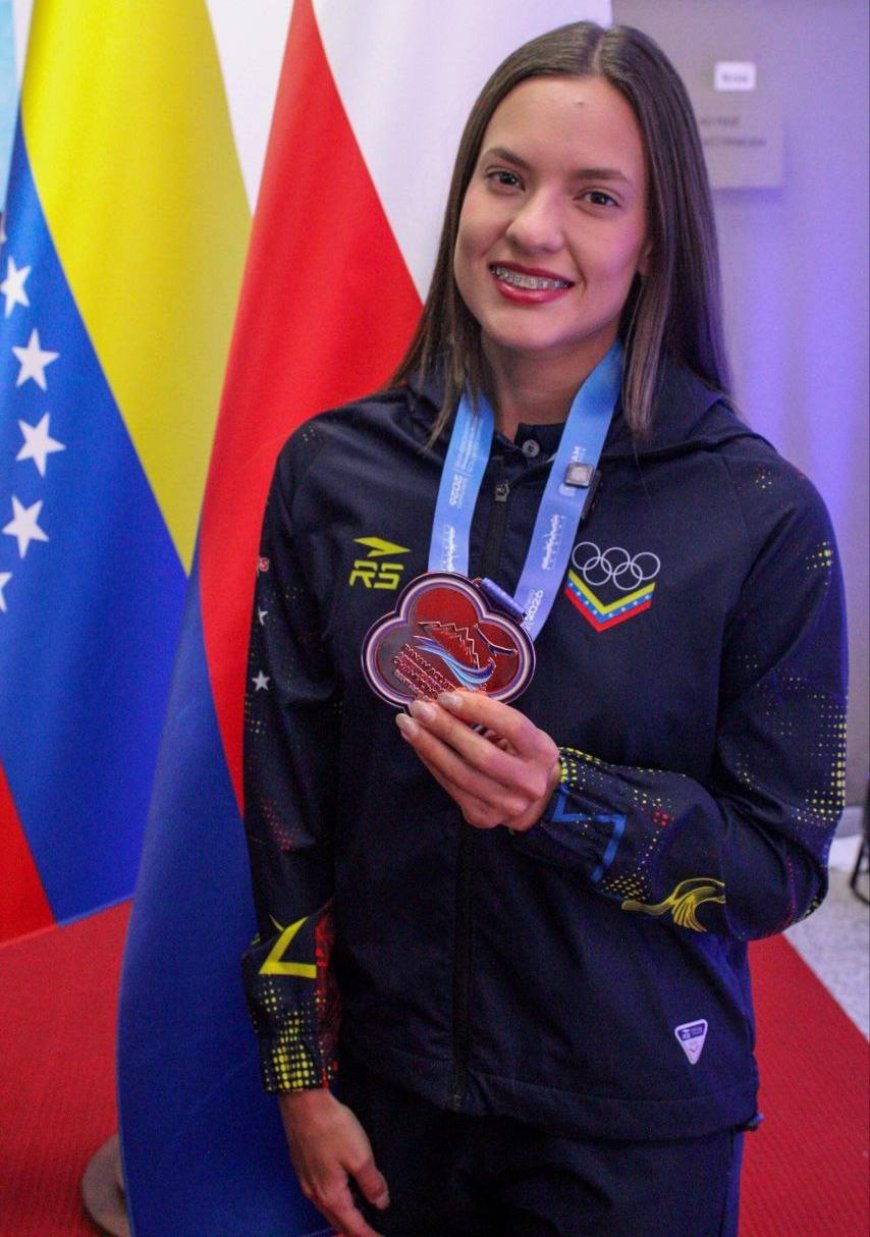 Orden Honor a la Juventud Antonio José de Sucre para la nadadora Anastasia Roque