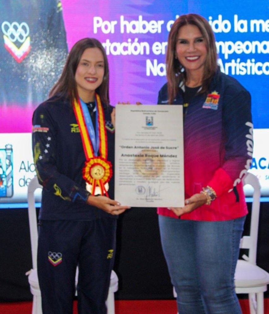 Orden Honor a la Juventud Antonio José de Sucre para la nadadora Anastasia Roque