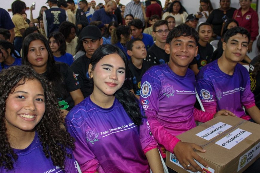 Alcalde Di Martino: "La juventud creativa en la robótica es la vanguardia de la patria"