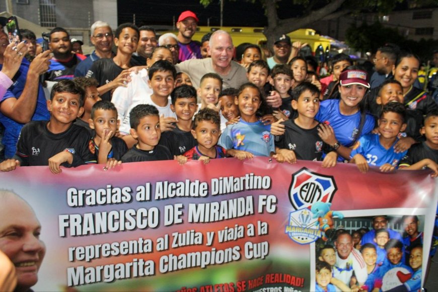 Patrocinio de oro de Di Martino a escuela de fútbol infantil que competirá en torneo nacional