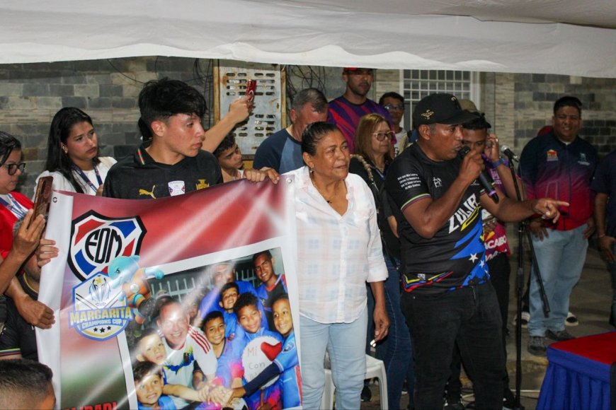 Patrocinio de oro de Di Martino a escuela de fútbol infantil que competirá en torneo nacional