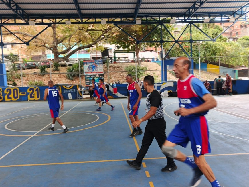 Con 7 juegos echa candela el básket tercera edad.