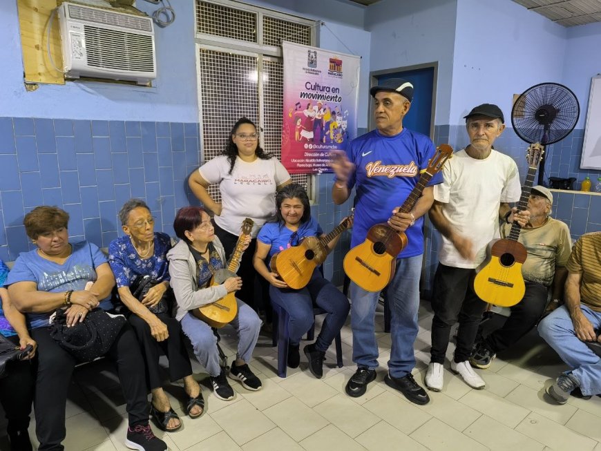 Abuelos y abuelas del club “Años Dorados” del IVSS Norte recibieron clase de cuatro