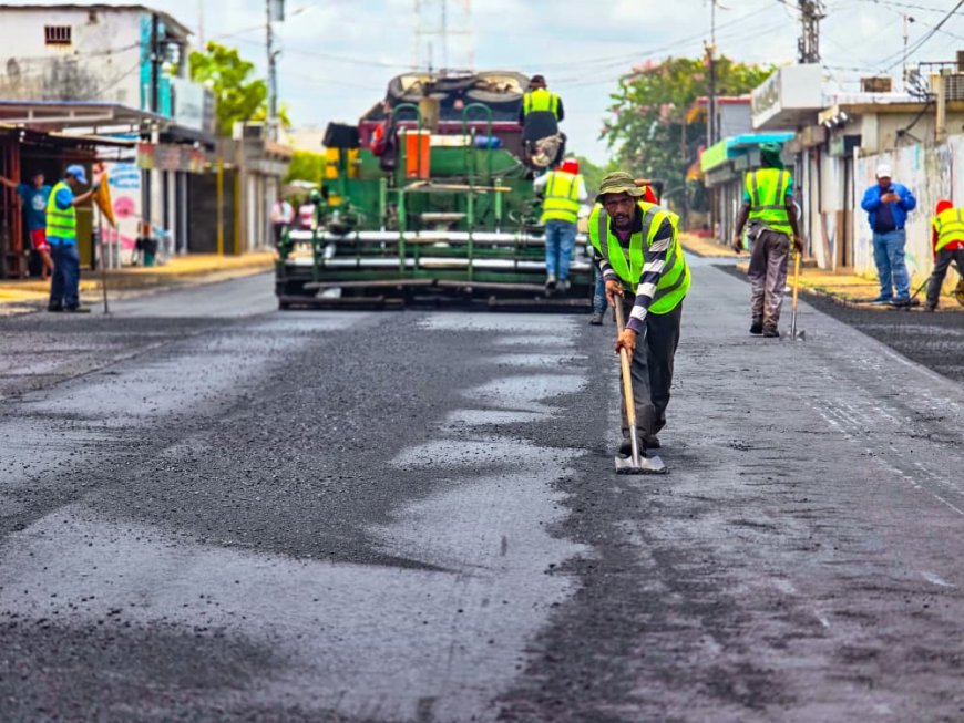 Luis Caldera activa el Plan de Asfaltado en Campo Boyacá, municipio Jesús Enrique Lossada
