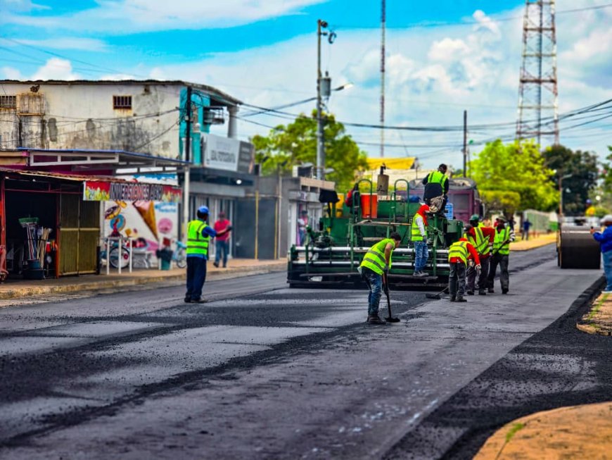 Luis Caldera activa el Plan de Asfaltado en Campo Boyacá, municipio Jesús Enrique Lossada