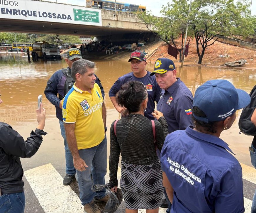 Di Martino aguanta el aguacero y responde a los afectados junto a su equipo