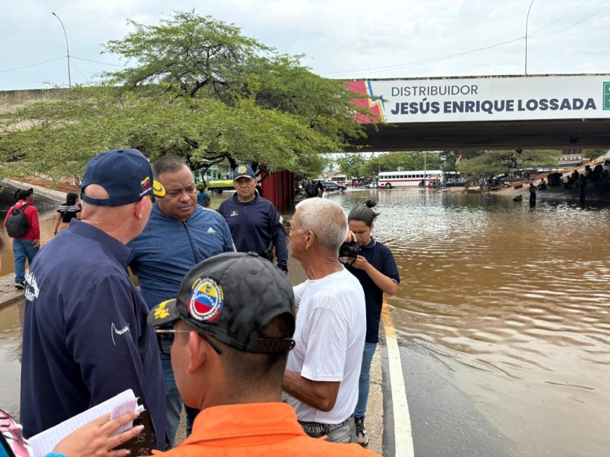 Di Martino aguanta el aguacero y responde a los afectados junto a su equipo