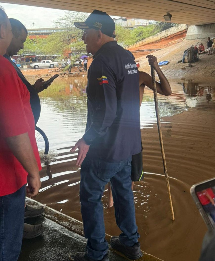 Di Martino aguanta el aguacero y responde a los afectados junto a su equipo