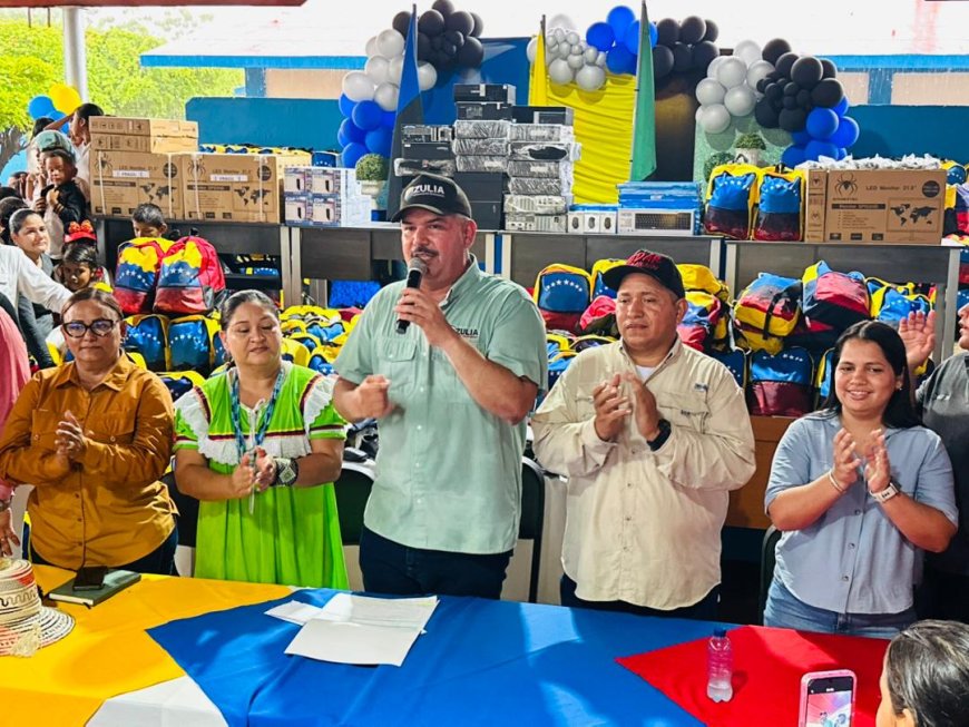 Luis Caldera impulsa la educación en Jesús Enrique Lossada con nuevas herramientas tecnológicas