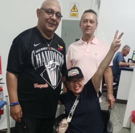 Yenny Oramas, toda sonrisas, da fe de su mejoría. Foto Cortesía