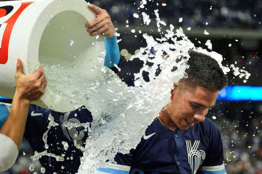 Freddy Fermín en hombros