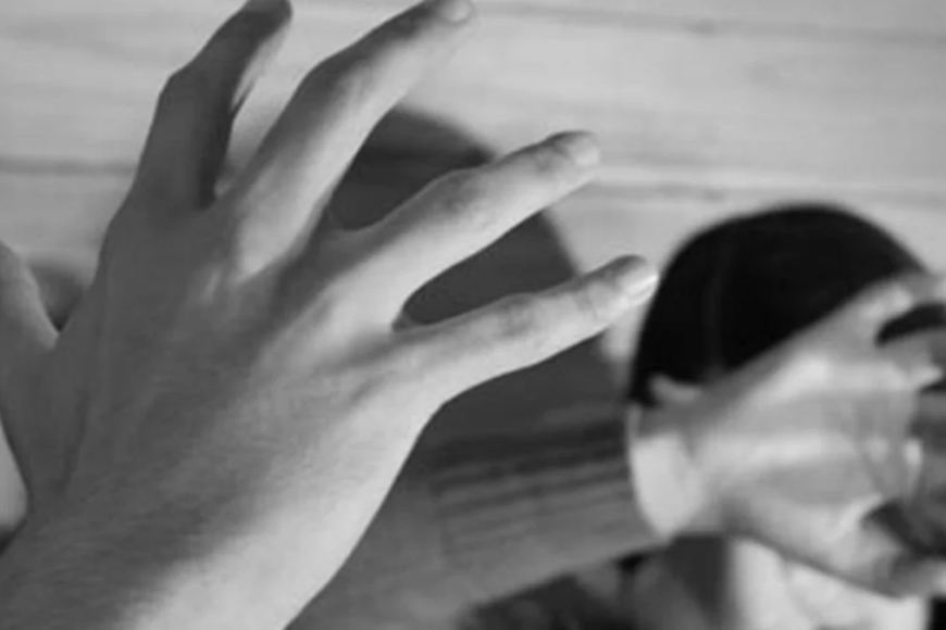 Le daba palizas a sus hijastros, el niño murió, la madre consentía