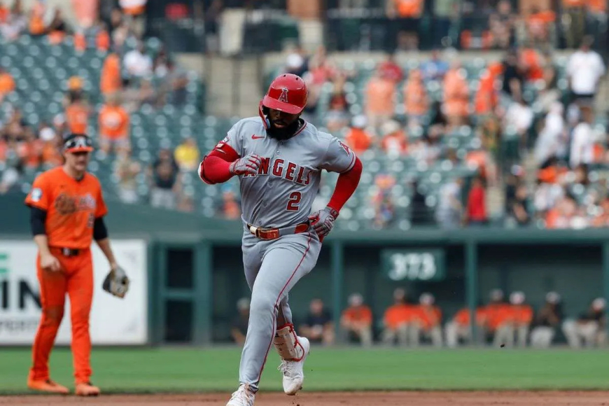 Luis Rengifo explotó y mandó dos para la calle