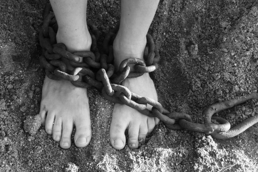 Encadenaban y golpeaban a su hijo de 13 años