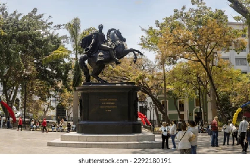 Hay tumbas alrededor de la plaza Bolívar y sus edificaciones.