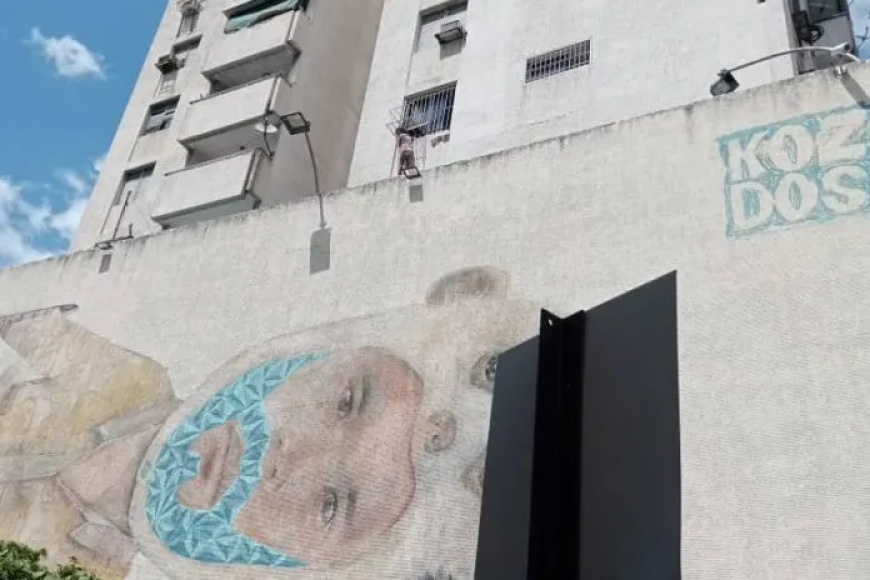 Milagroso rescate de niña colgando en la ventana de un edificio en Maracay