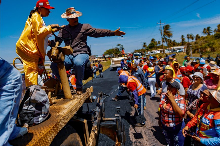 Iniciaron asfaltado de avenida Guajira y de tramo Sinamaica-Paraguaipoa