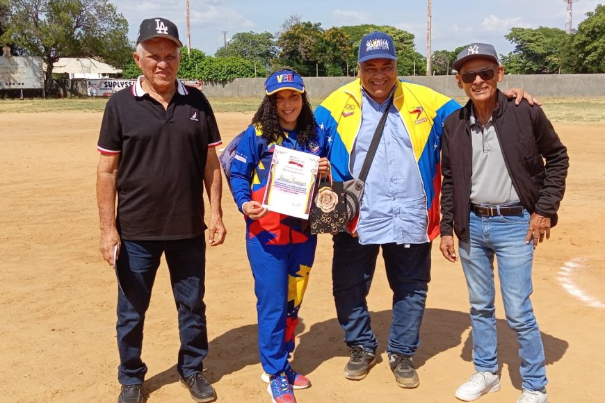 Johana Fuenmayor y Noris Arteaga recibieron el cariño del softbol femeniino