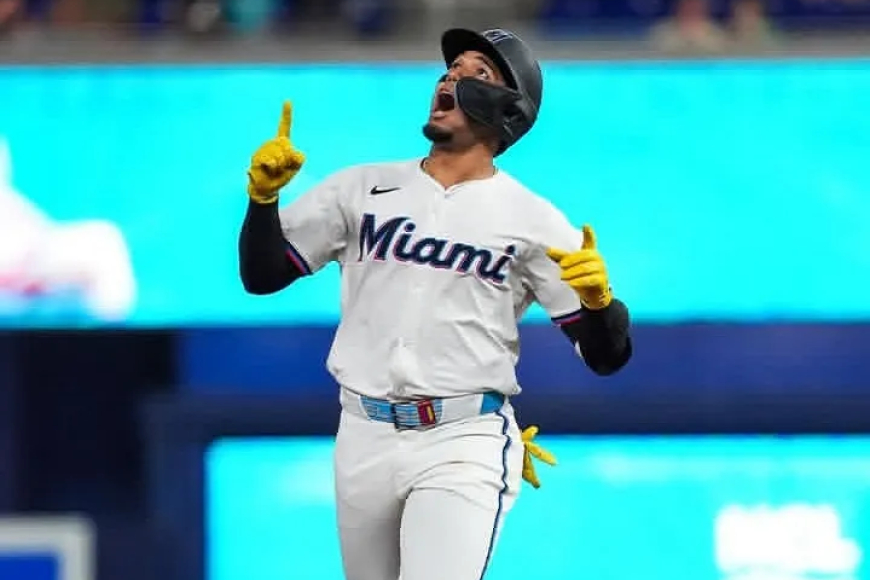 Primer hit del novato Máximo Acosta fue un jonrón