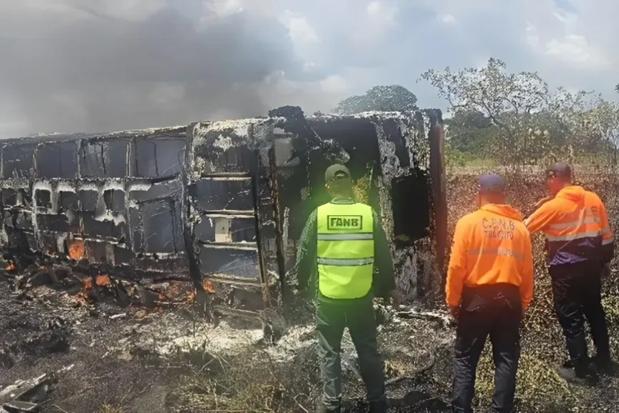 12 calcinados en autobús que se incendió tras volcar en la troncal 10 del estado Bolívar