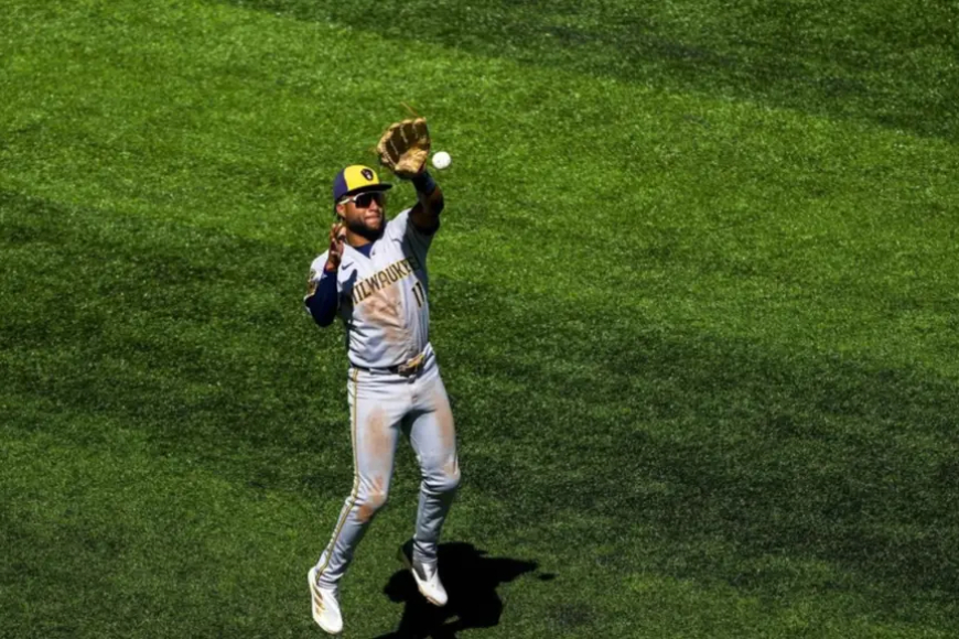 Jackson Chourio brilló y Milwaikee es el primero en postemporada