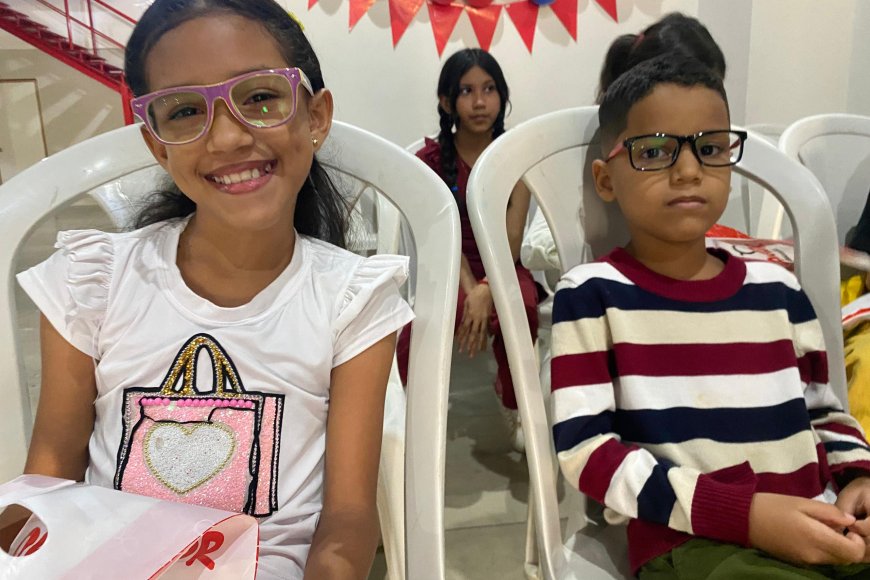 Más lentes a los muchachos entregó Di Martino