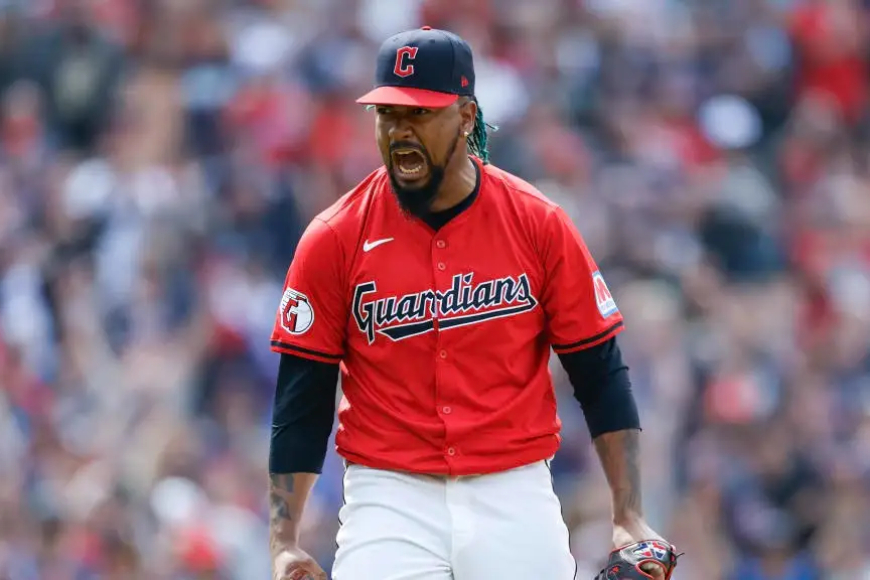 Emmanuel Clase se ponchó con una bombita: No volverá a lanzar en la MLB