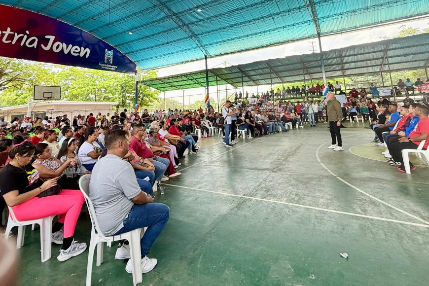 Di Martino entregó financiamiento a proyectos aprobados en Consulta de la Juventud