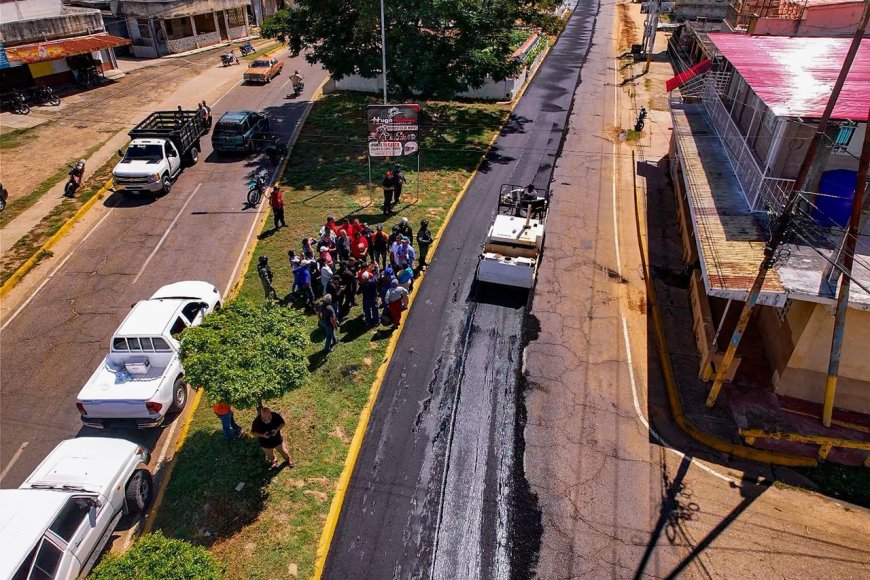 Luis Caldera llegó a Baralt con 5.000 toneladas de asfalto y anunció rehabilitación de escuelas