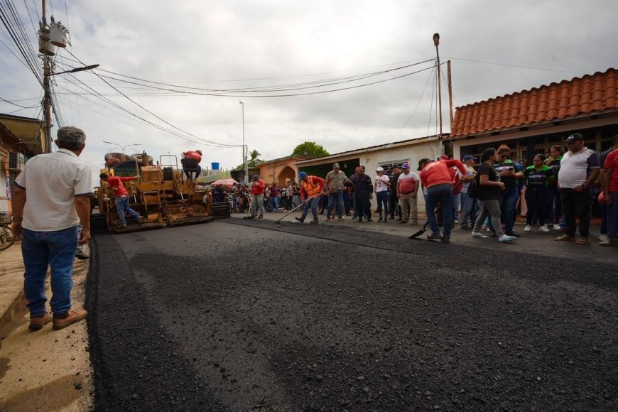 Asfaltado, alumbrado y transformadores llevó gobernador Caldera en gira por Sur del Lago