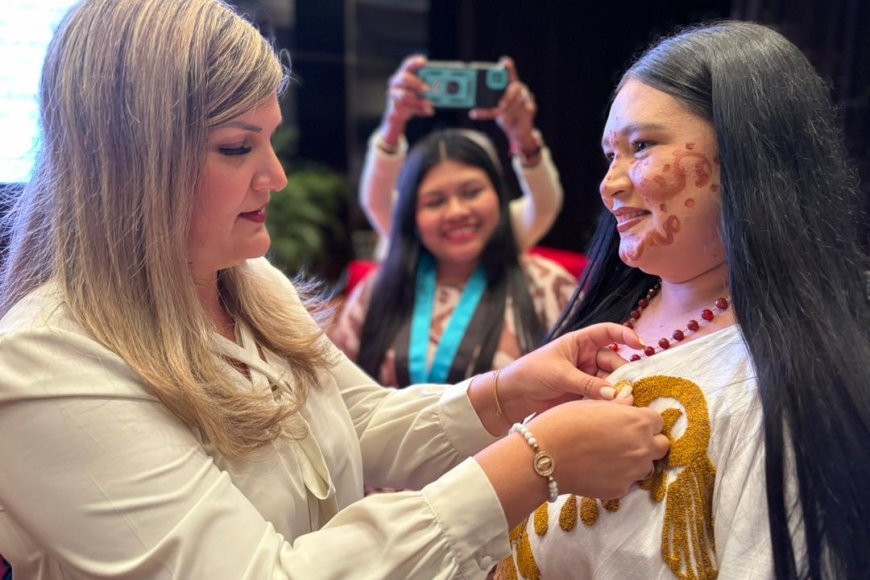 Primera dama Roselyn López de Caldera acompaña a la juventud zuliana en sesión solemne del Clez