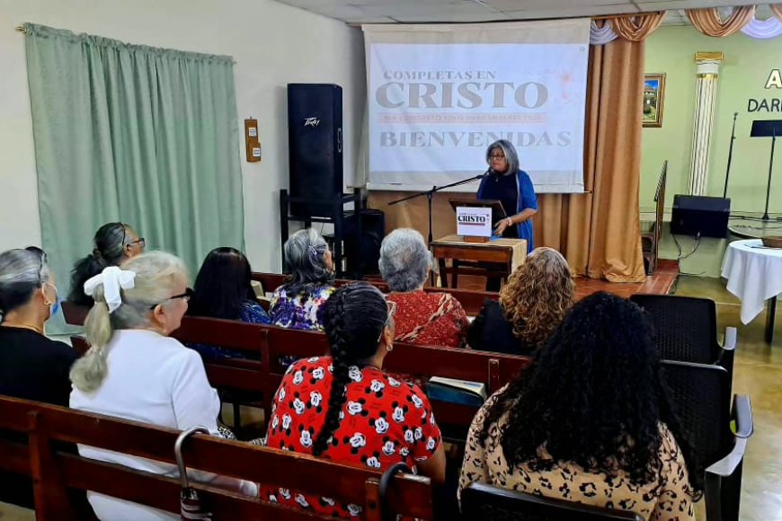 Iglesia cristiana evangélica celebra y honra a las mujeres