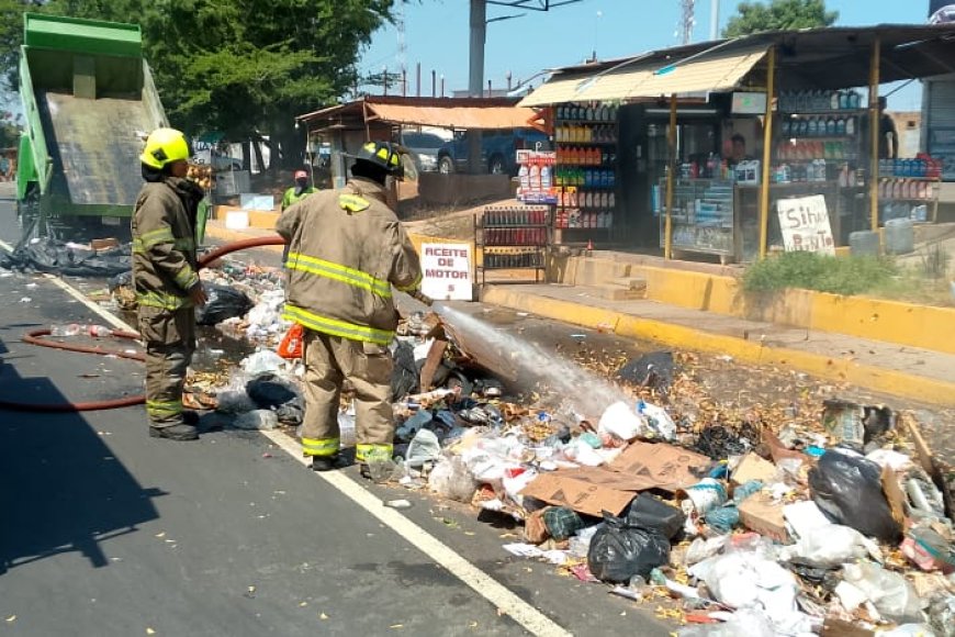 ¡Respuesta relámpago en la C1! Intervención de bomberos sofocó incendio y salvan camión compactador