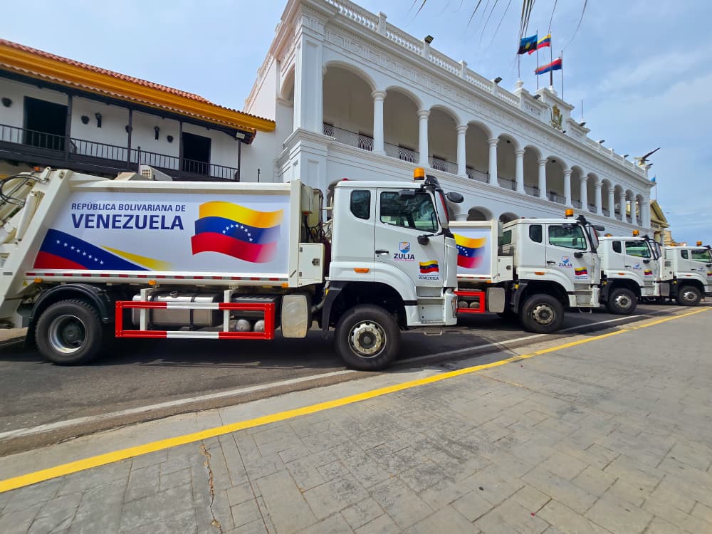 Luis Caldera entregó 8 camiones compactadores y una ambulancia