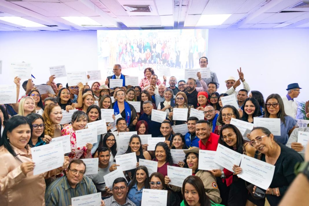 LAUICOM graduó a 82 servidores públicos en Comunicación Política