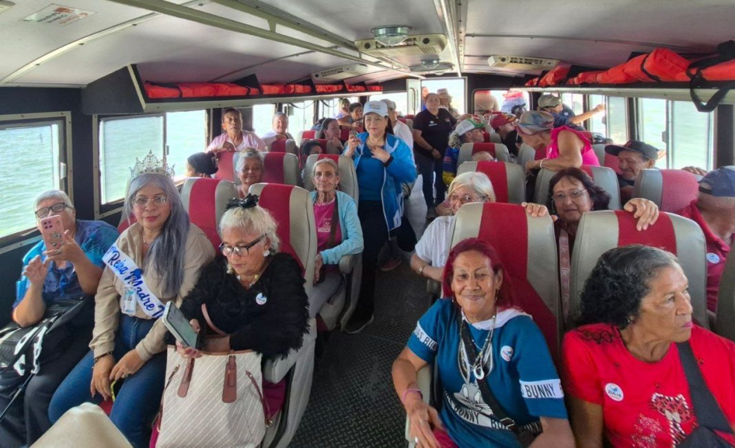 Medio centenar de adultos mayores celebraron su semana con un alegre recorrido por el Lago de Maracaibo