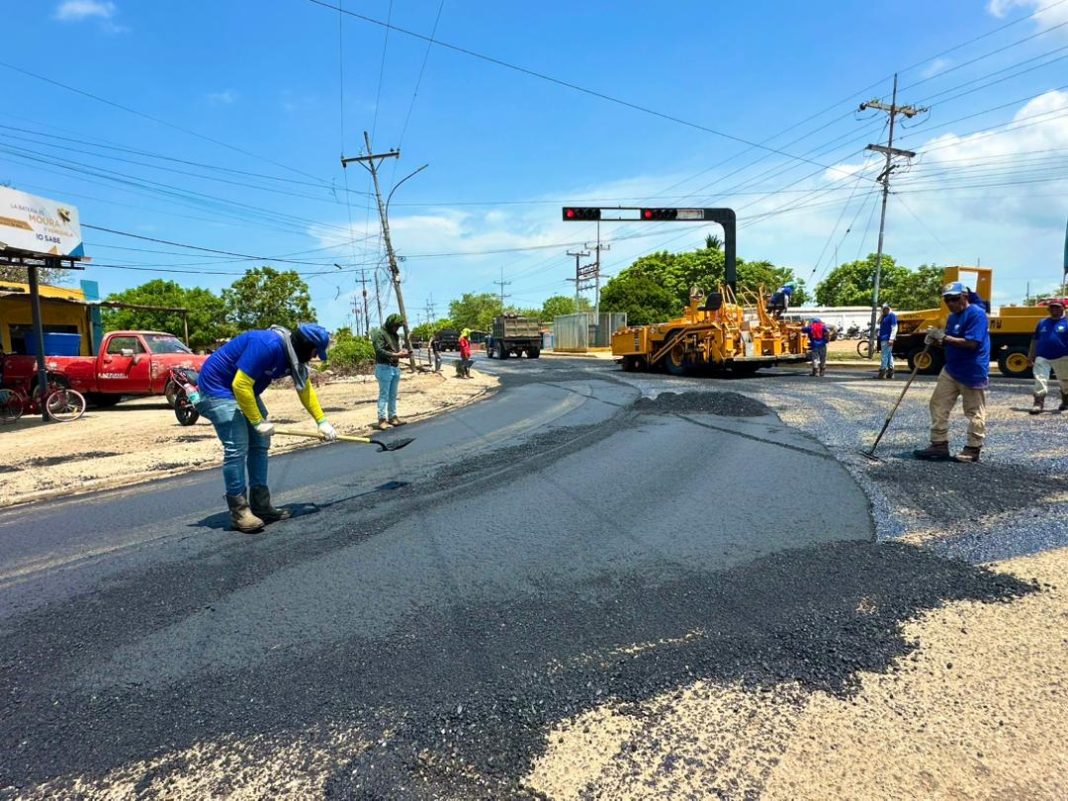 Asfalto, obras en salud y servicios públicos llevó Luis Caldera a Valmore Rodríguez