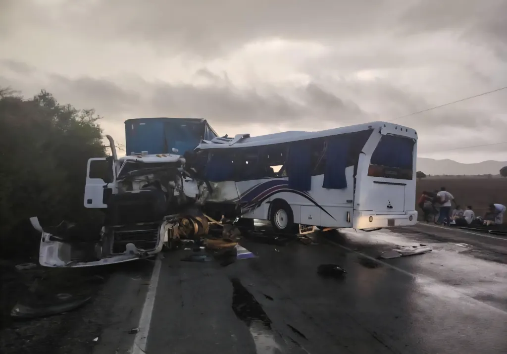 9 muertos en choque de bus contra gandola en Anzoátegui